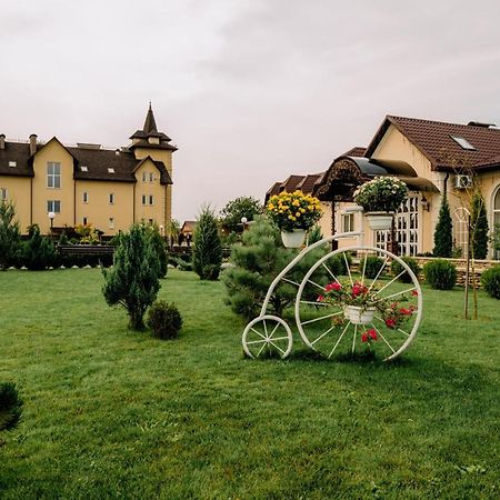 Готельно-ресторанний комплекс Прованс парк Почаев Экстерьер фото